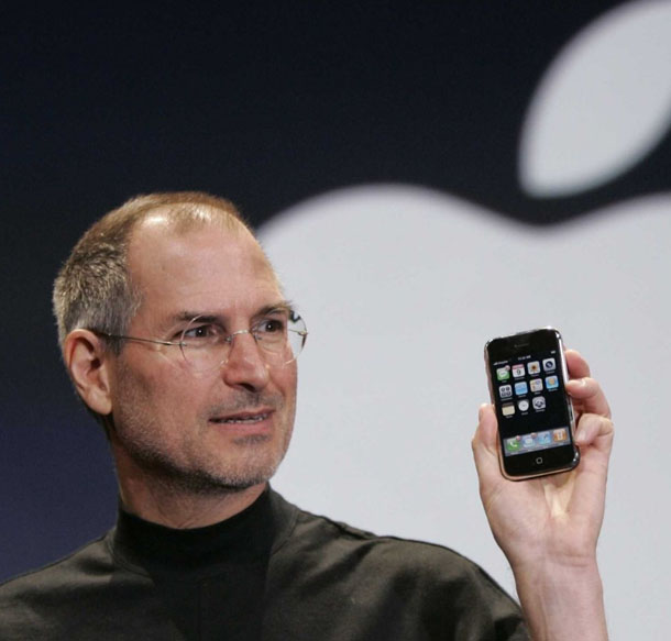  Steve Jobs presenting the first iPhone